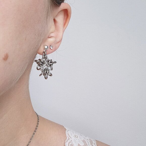 Fairy white pearl silver flower earrings ✦ chainmaille star-shaped earrings ✦ - Picture 1 of 7